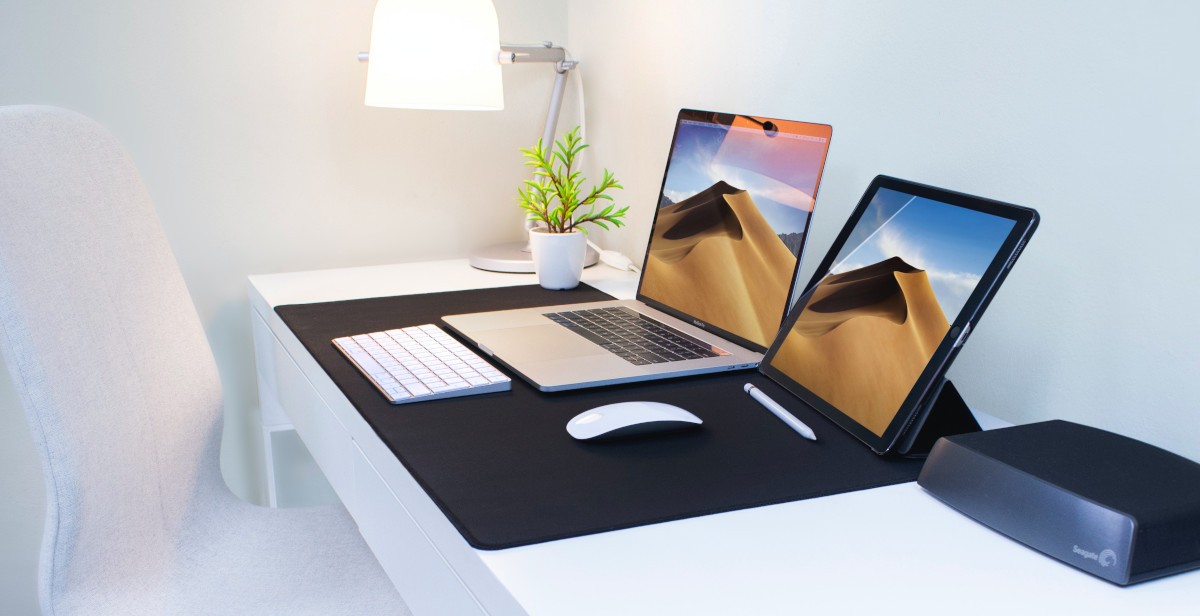 Laptop und Tablet auf einem Bürotisch